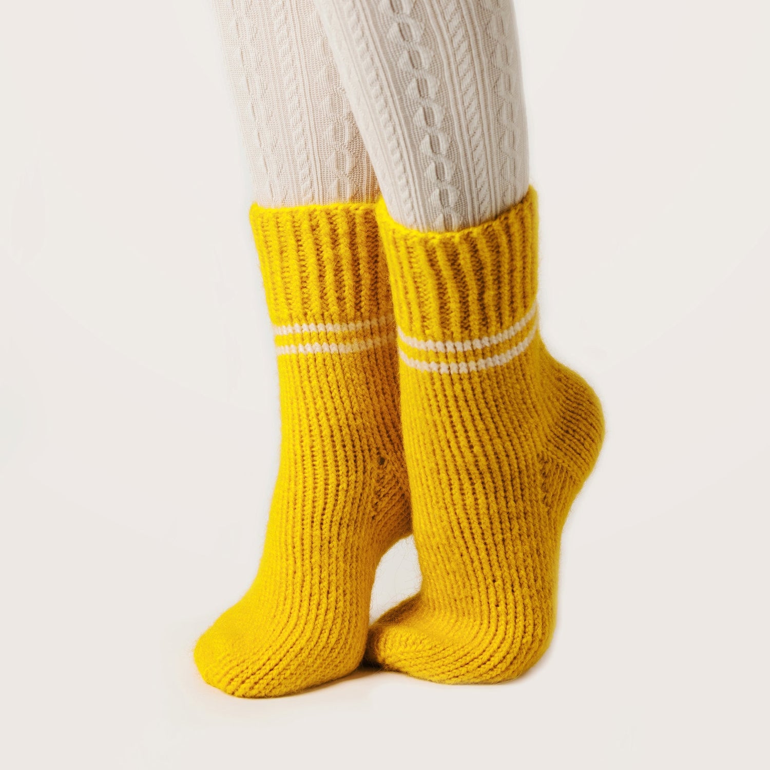 Frauenfüße mit gelben Wollsocken